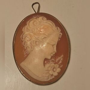 14K Yellow Gold Vintage Left Facing Carved Shell Cameo Brooch